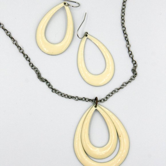 Cream Colored Oval Silver Necklace & Earring Set - Picture 1 of 5